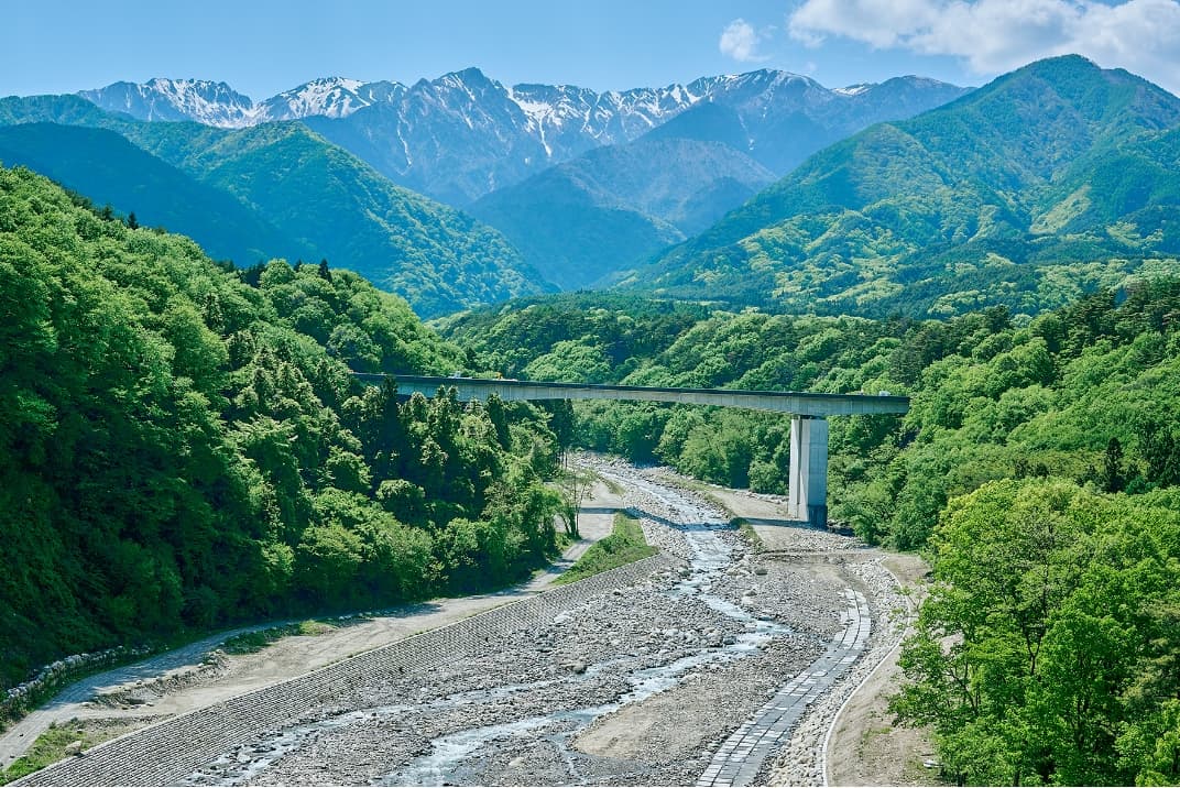 工場近くはアルプス山脈に囲まれ、豊かな自然が広がる