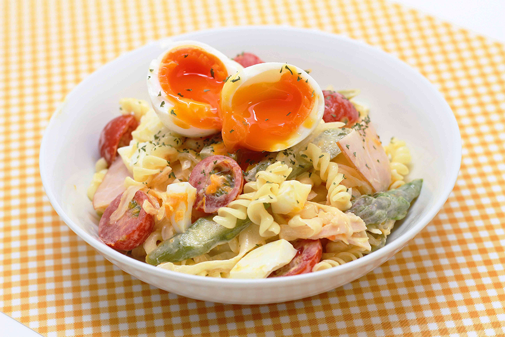 彩り野菜と半熟たまごのパスタサラダ