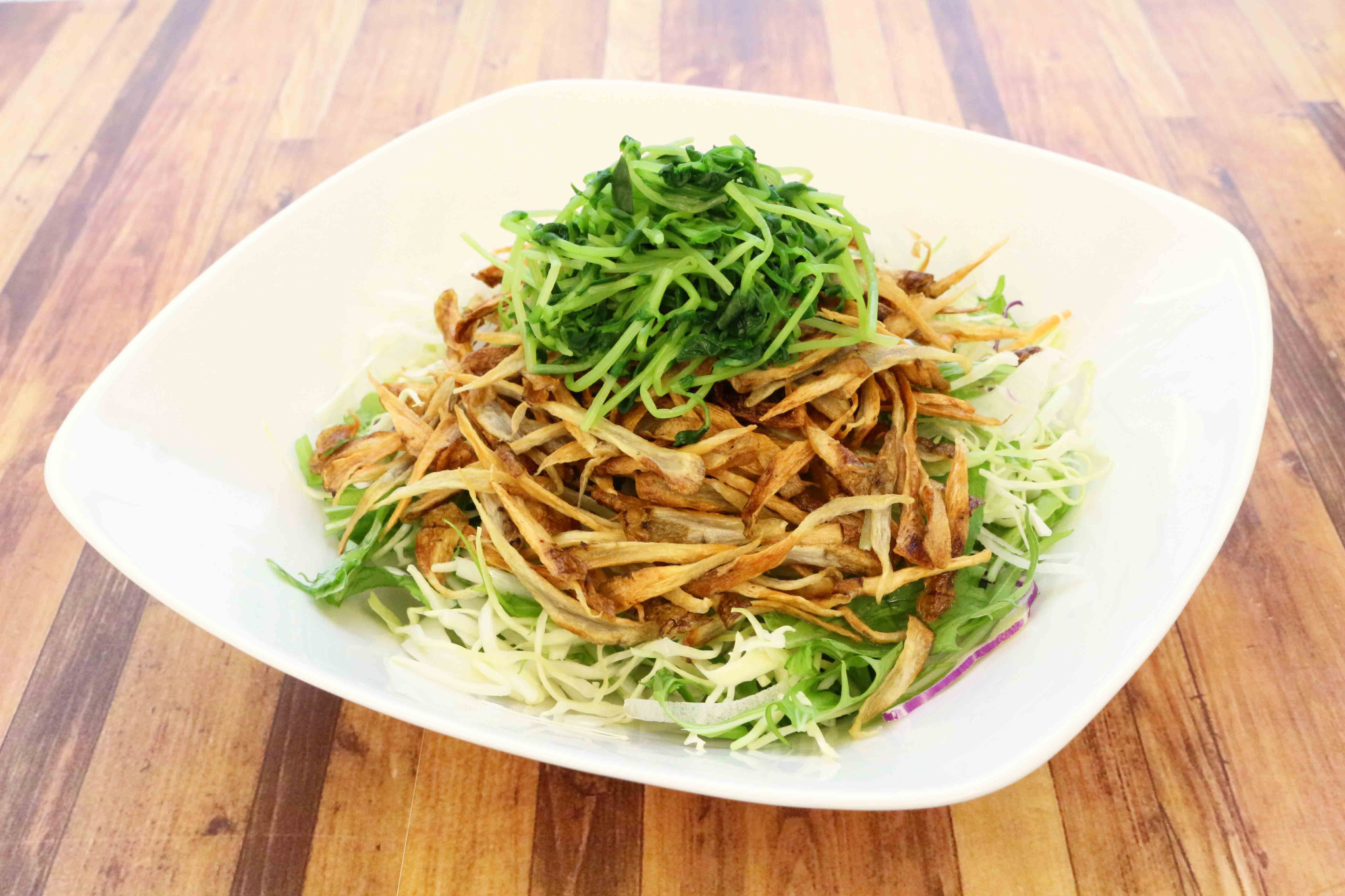 新ごぼうチップスと豆苗の香ばしサラダ